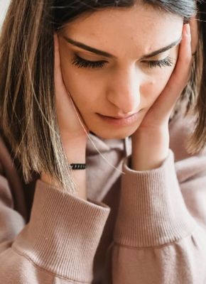 mulher presa nos seus ciclos emocionais