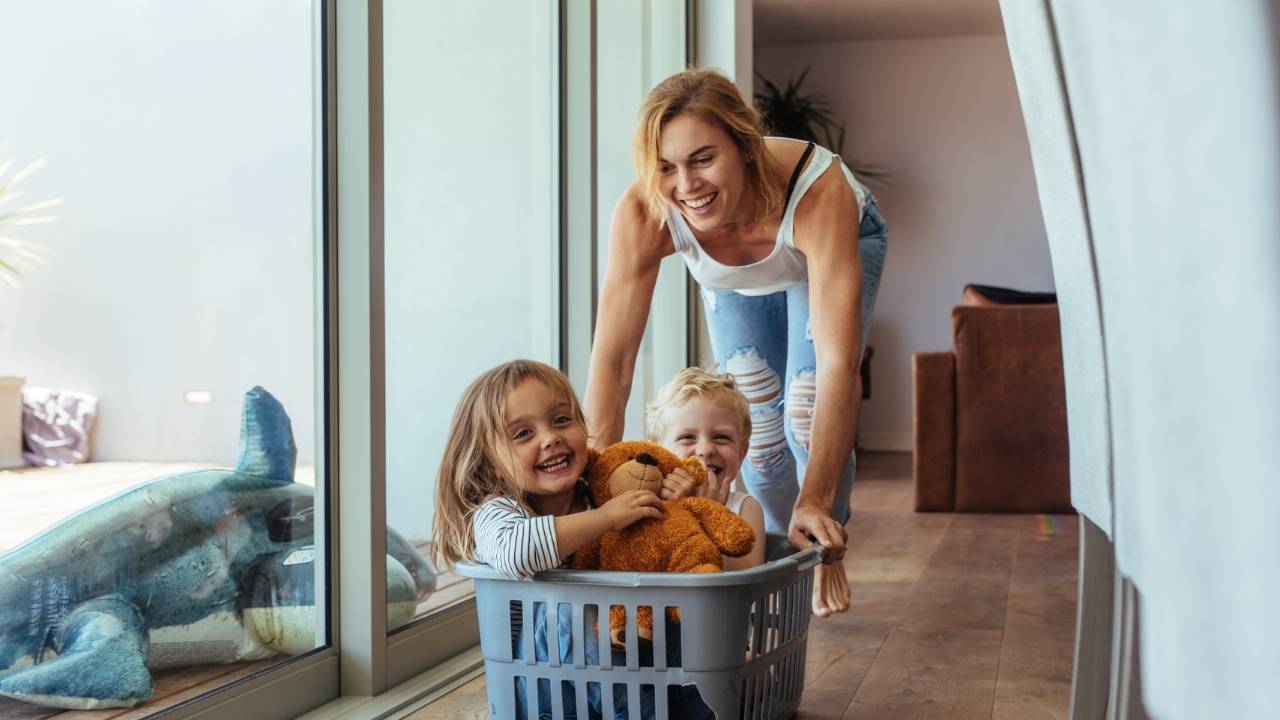 mãe brincando e tendo paciência com os seus filhos