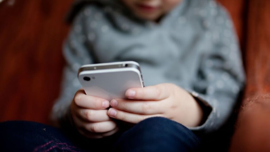 criança usando o celular