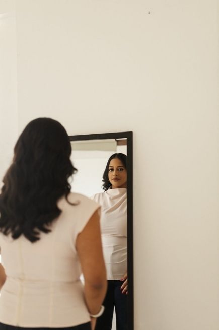 especialista gabriela braide de frente ao espelho refletindo