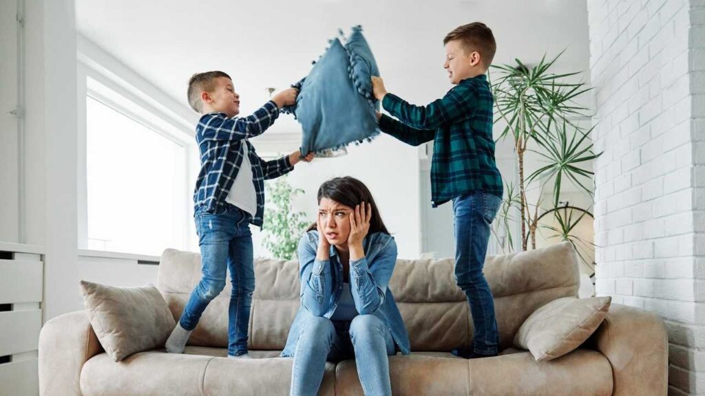 mãe cansada e entendendo que criar filhos é bastante desafiador