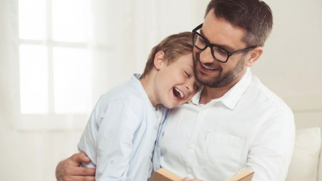 pai que entende de educação parental super feliz com o seu filho nos braços e dando risada