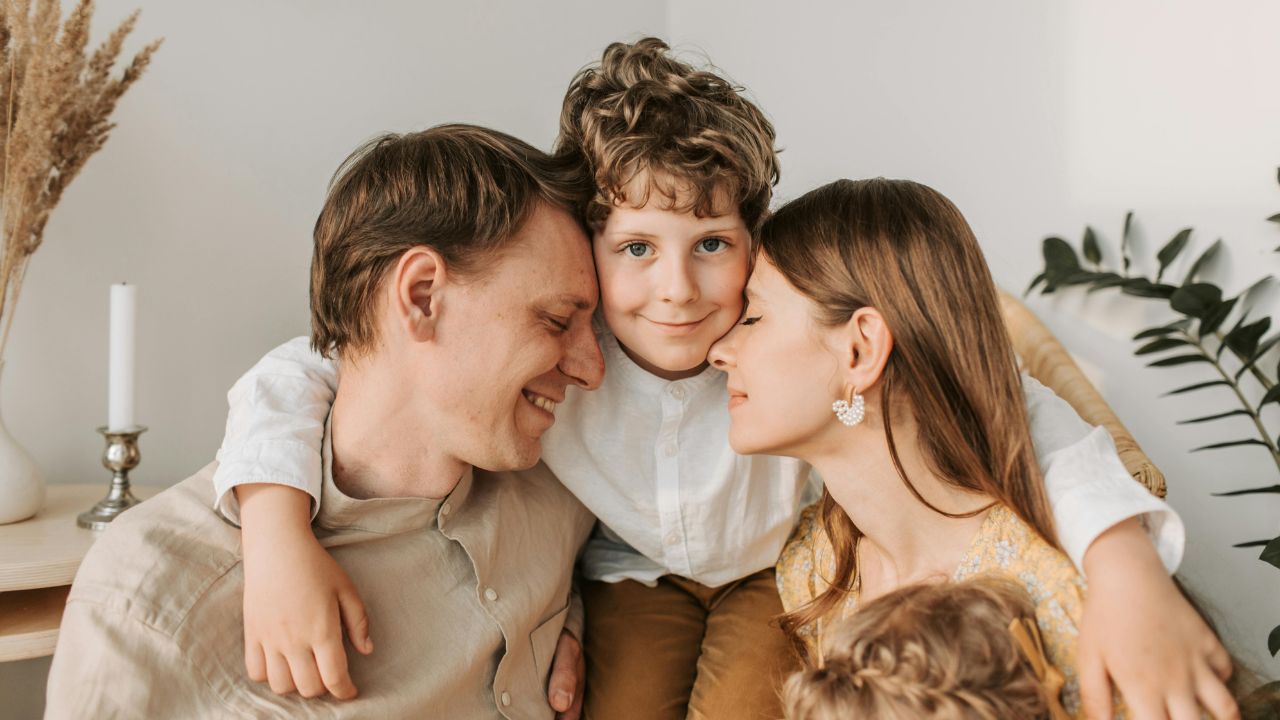 pai e mãe dando uma boa educação parental aos seus dois filhos