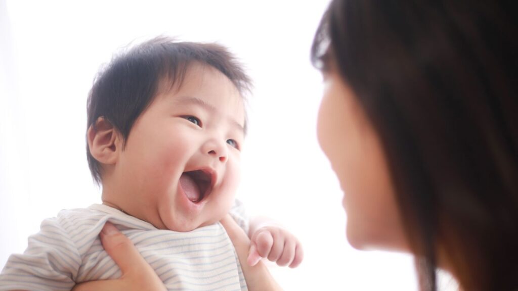 bebê feliz com a sua mãe enquanto ela aplica as boas práticas de educação parental